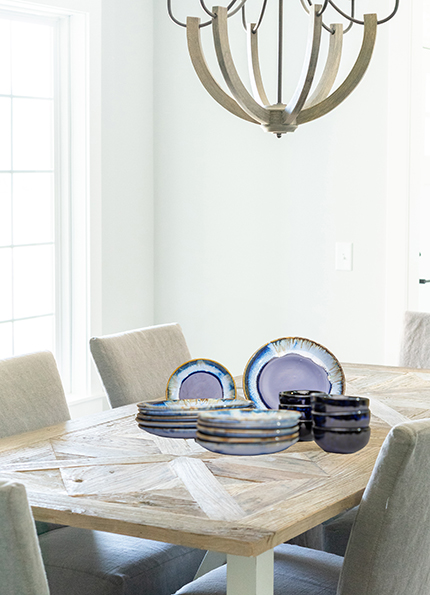 Stunning blue and shell design dinner set - 12. 4 dinner plates/quarter plates/bowls